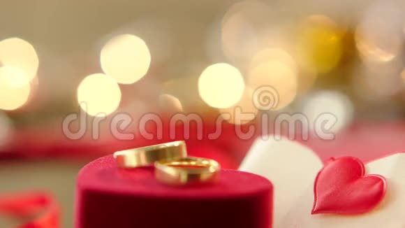 金色结婚戒指和bokeh灯视频的预览图