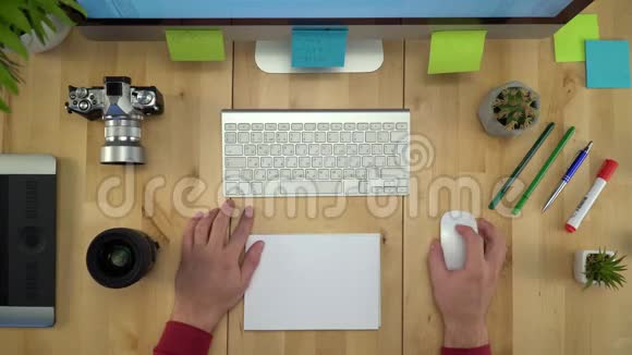 男人手在工作场所的平板电脑上工作视频的预览图