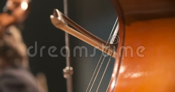 管弦乐队中的大提琴音乐家演奏大提琴视频的预览图