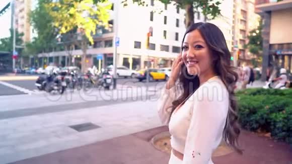 现代大城市街头年轻时尚的亚洲女孩画像视频的预览图