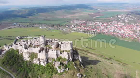 斯皮斯城堡的空中无人机景观斯洛伐克古堡斯皮斯基赫拉德视频的预览图