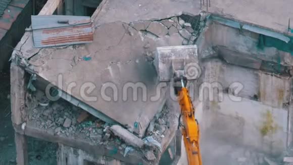 施工现场用推土机机械臂摧毁旧混凝土房屋视频的预览图