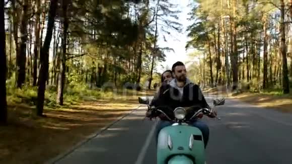 一对骑摩托车的人视频的预览图