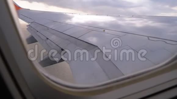 从窗外的乘客飞机机翼和天空中的云视频的预览图