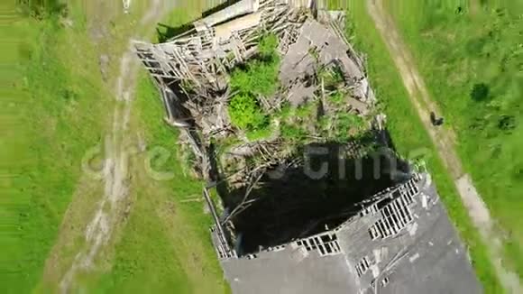 从破碎的屋顶飞过一片废墟空中镜头视频的预览图