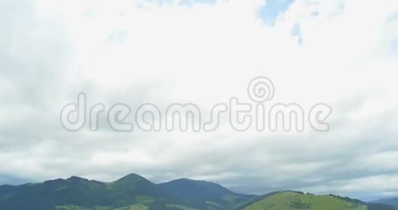 青山绿水多云的天空和山丘草地惊慌失措山林之中美丽的松树视频的预览图