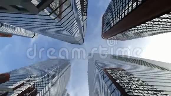 从地面到城市摩天大楼的低角度拍摄视频的预览图