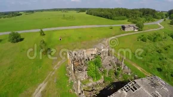 从破碎的屋顶飞过一片废墟空中镜头视频的预览图