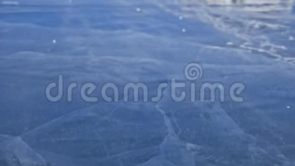雪在冰面上飞舞雪花在贝加尔湖的冰上飞翔冰非常美丽有独特之处视频的预览图