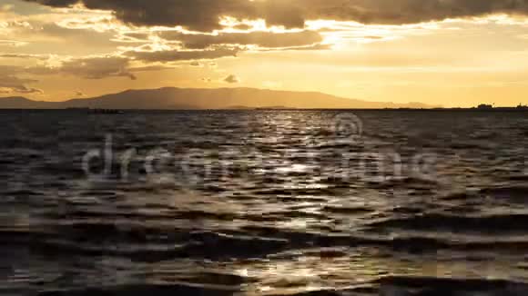 夕阳下的大海和橙色的云彩视频的预览图