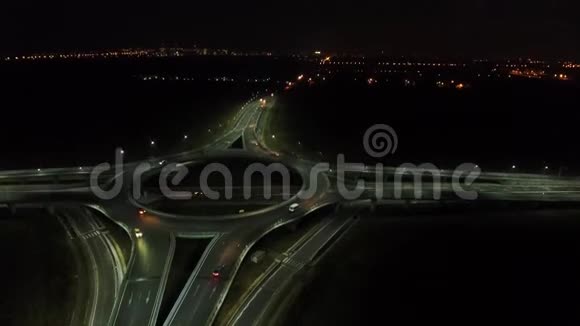 环形交叉路口的空中景观夜景视频的预览图