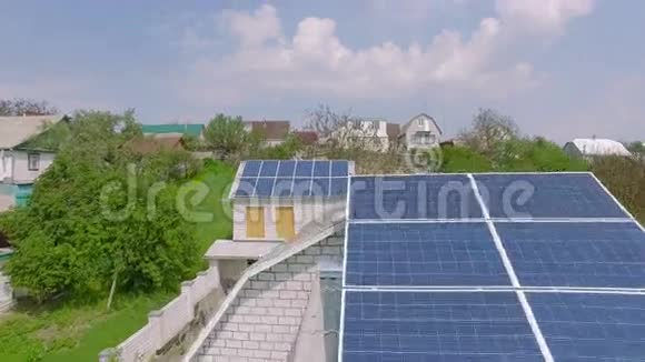 屋顶上有太阳能电池板的空中农村房屋视频的预览图