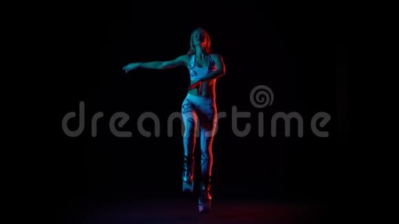 穿着运动服的女孩穿着袋鼠跳鞋跳舞视频的预览图