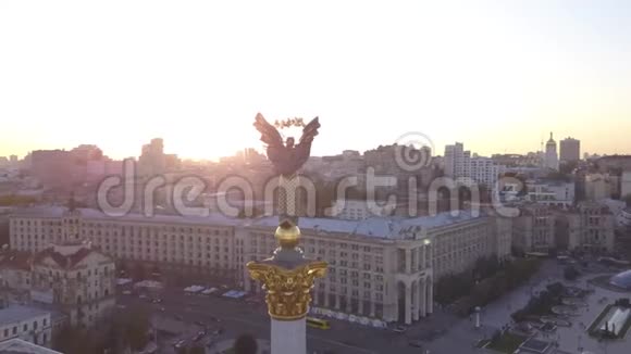 独立广场迈丹纪念碑空中飞行基辅乌克兰视频的预览图
