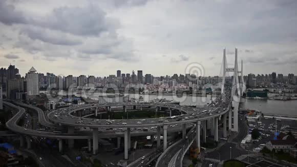 上海南浦立交桥交通鸟瞰图视频的预览图