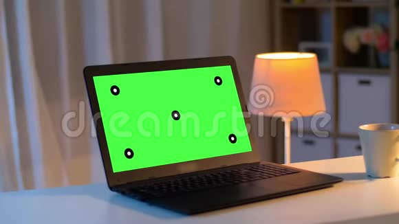 带有色度键绿色屏幕的笔记本电脑视频的预览图