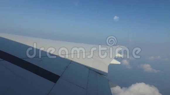 蓝天飞行的飞机机翼视频的预览图