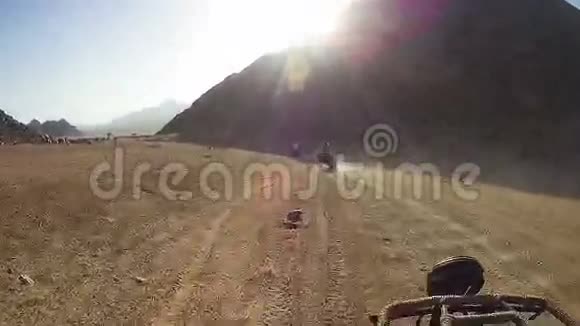 在埃及沙漠骑四方自行车视频的预览图