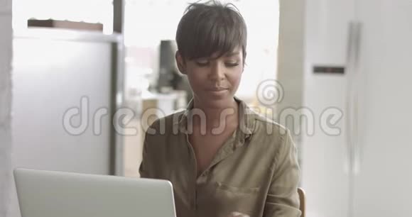 阁楼风格办公室里可爱的年轻黑人女人视频的预览图