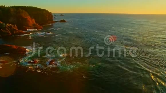 日落时太平洋海岸海湾视频的预览图