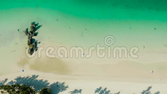 热带海滩和蓝色清澈的大海视频的预览图