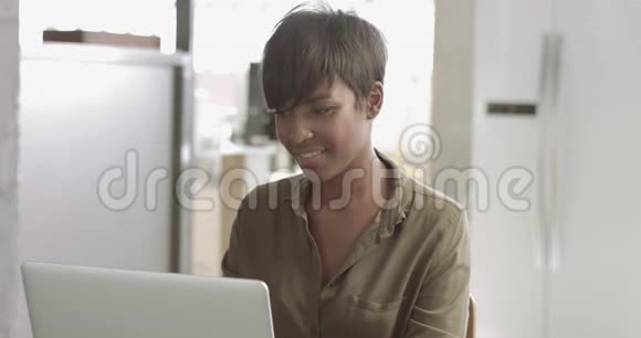 阁楼风格办公室里可爱的年轻黑人女人视频的预览图