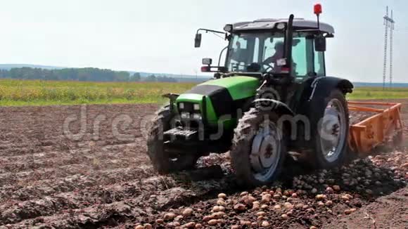 拖拉机和土豆挖掘机视频的预览图