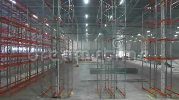 一个大型现代化工业仓库内的空中景观视频的预览图