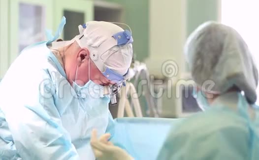 外科医生在医院手术室做鼻子整容手术鼻成形术视频的预览图