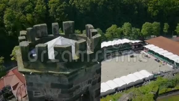 马术和城堡空中射击视频的预览图