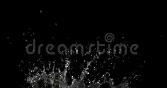 黑色背景下的水爆炸和飞溅慢动作视频的预览图