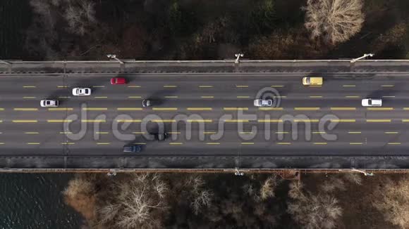 桥上的城市交通上景视频的预览图