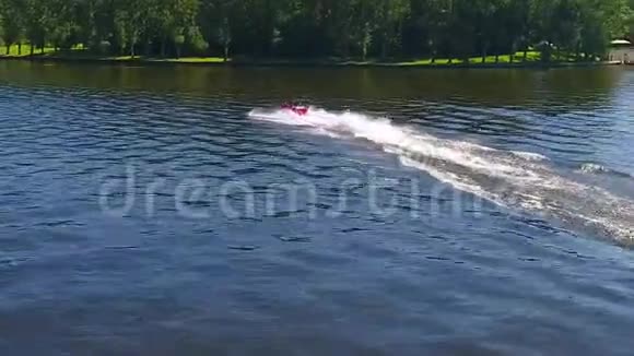 俄罗斯莫斯科2018年5月15日两栖车水上豹红车乘汽车在河上游泳视频的预览图
