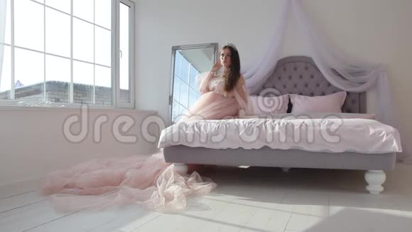 穿粉色裙子的怀孕女孩视频的预览图