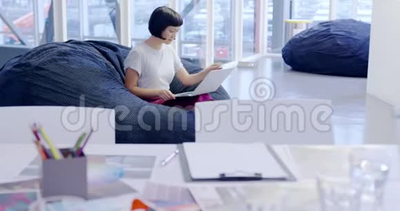 在现代办公室工作的女性创意视频的预览图