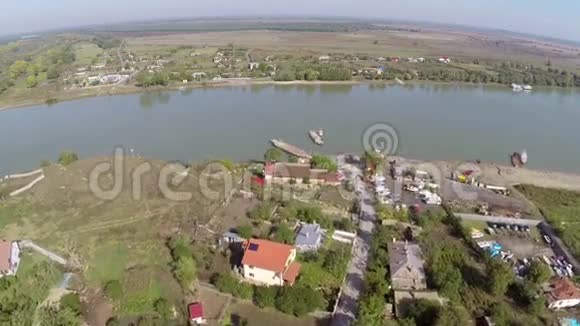 一个小村庄和多瑙河在流入大海之前的空中景色视频的预览图