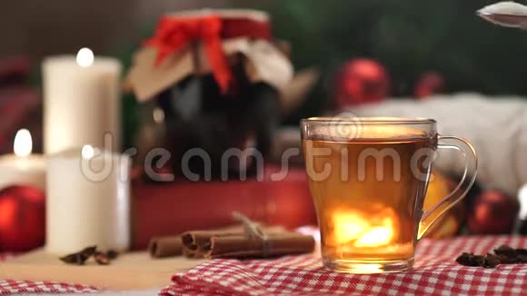 在白色杯子里放热冬茶带着慢动作的圣诞节视频的预览图