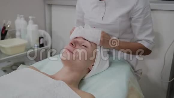一个女人在美容院用特殊的湿巾清洗视频的预览图