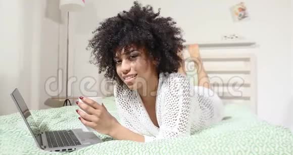 有非洲发型的女人在卧室里放松视频的预览图