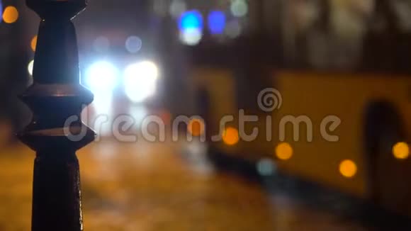 道路交通夜城汽车的运动前照灯视频的预览图