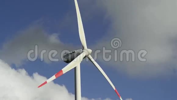 天空中的风力涡轮机视频的预览图