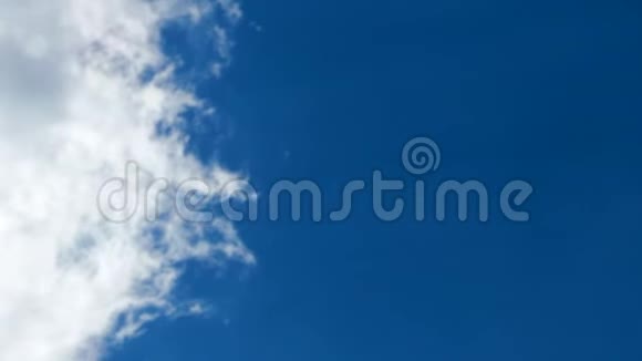 蓝天背景白云和明亮的阳光视频的预览图