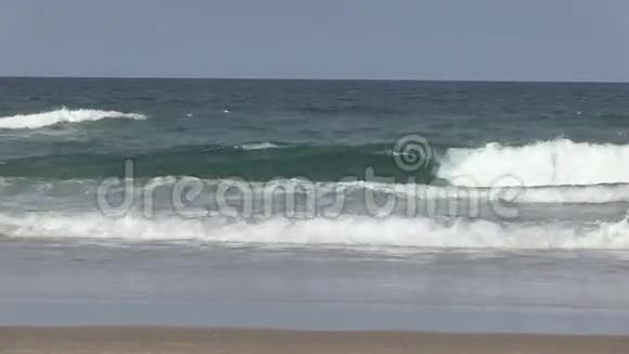 海浪在澳大利亚黄金海岸东南昆士兰视频的预览图