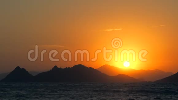 地中海沿岸夏季日落海景和山景视频的预览图