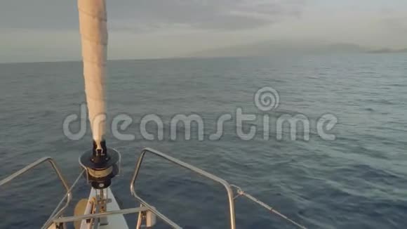 马德拉岛从帆船上俯瞰视频的预览图
