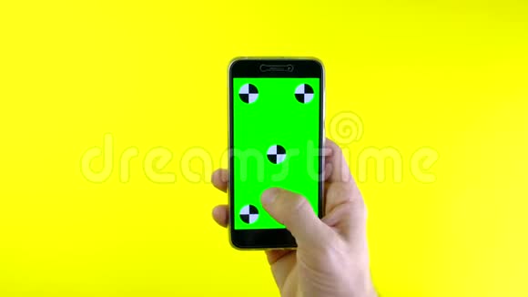 使用绿色智能手机的人视频的预览图