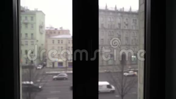 从欧洲城市的窗口观看视频的预览图