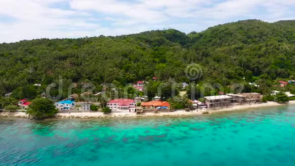 海岸带酒店和泻湖带珊瑚礁鸟瞰视频的预览图