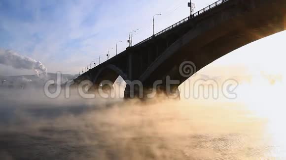 冬季早晨的汽车桥视频的预览图