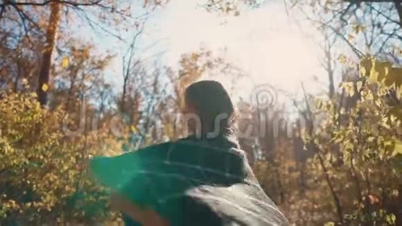 秋天大自然中可爱的女人视频的预览图